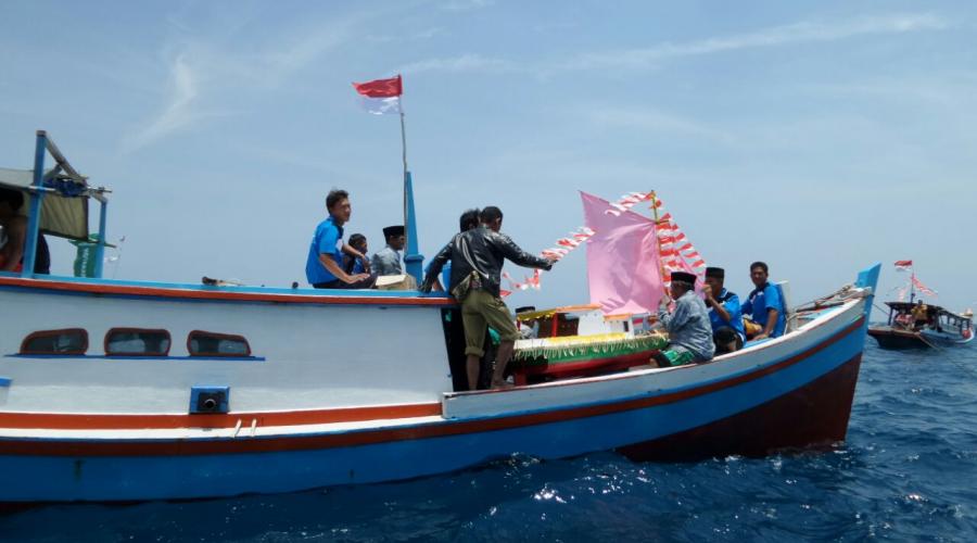 foto #3 Perahu Jong Dibawa ke Laut