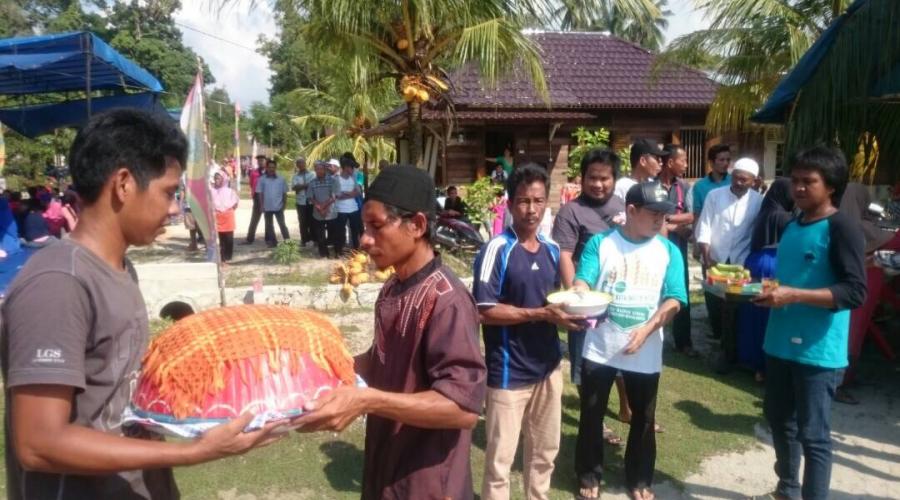 foto #3 Dulang Diangkat dan Disajikan Secara Estafet