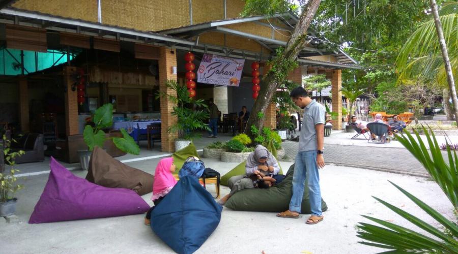 foto #4 Suasana Santi dengan Aneka Pilihan Kuliner